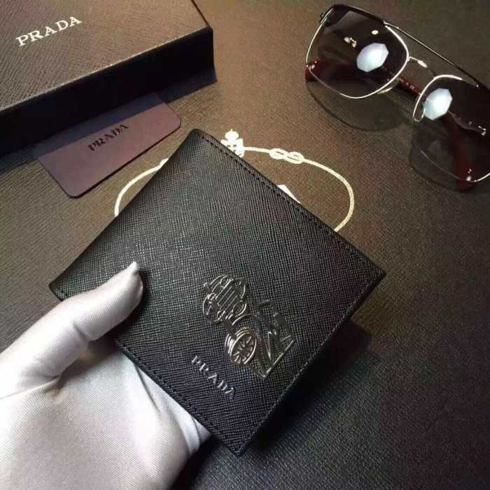 実用性が備わった 秋冬 prada プラダ 抜群の収納力　短財布