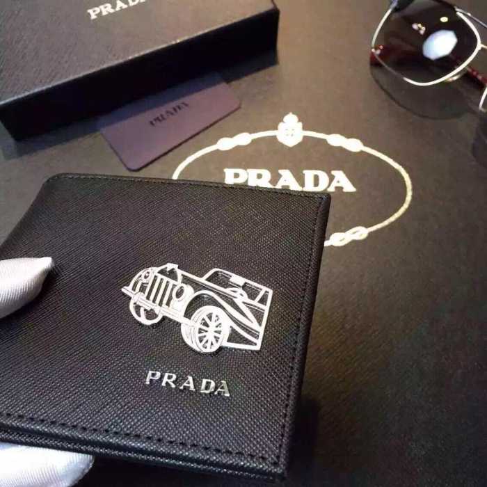 実用性が備わった 秋冬 prada プラダ 抜群の収納力　短財布