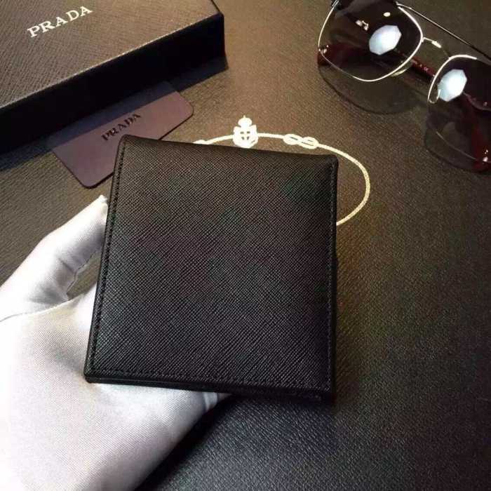 実用性が備わった 秋冬 prada プラダ 抜群の収納力　短財布