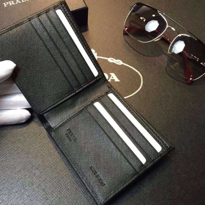 実用性が備わった 秋冬 prada プラダ 抜群の収納力　短財布