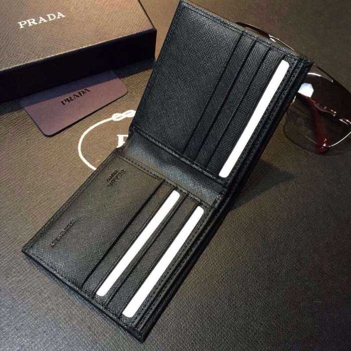 実用性が備わった 秋冬 prada プラダ 抜群の収納力　短財布