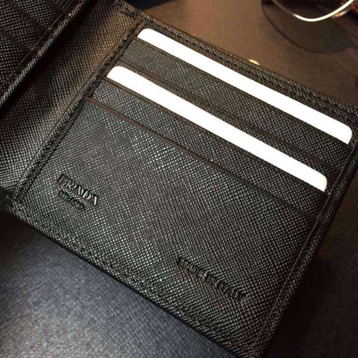 実用性が備わった 秋冬 prada プラダ 抜群の収納力　短財布