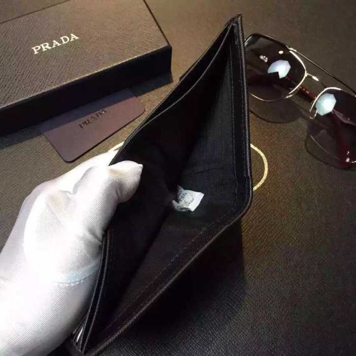実用性が備わった 秋冬 prada プラダ 抜群の収納力　短財布