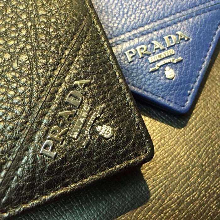 独特な高級感　秋冬 prada プラダ　使い勝手も最高　 短財布 2色可選