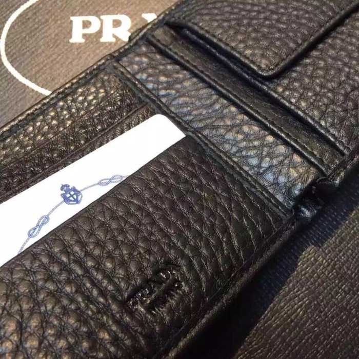 独特な高級感　秋冬 prada プラダ　使い勝手も最高　 短財布 2色可選