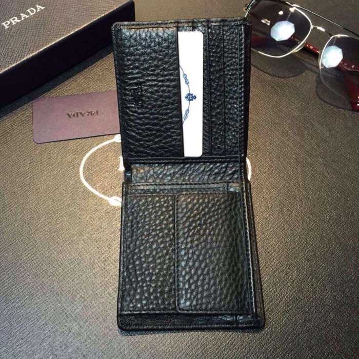 独特な高級感　秋冬 prada プラダ　使い勝手も最高　 短財布 2色可選