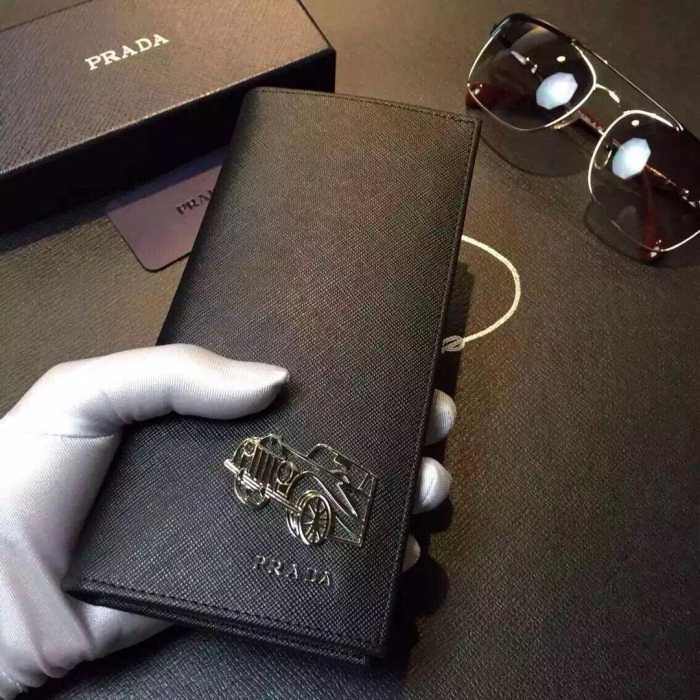 目立つ　秋冬 prada プラダ　飽きのこないモデル　 二つ折り財布