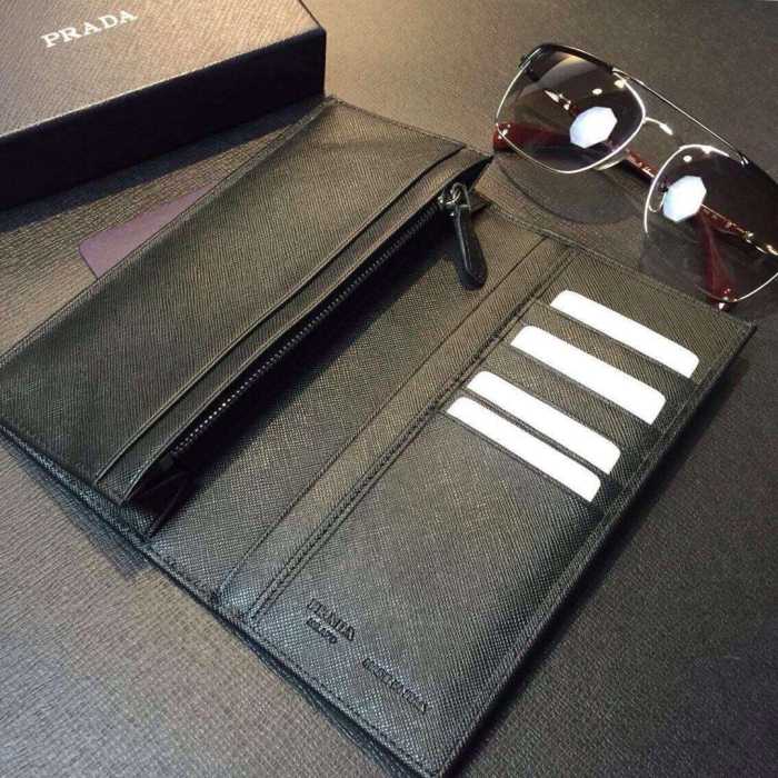 目立つ　秋冬 prada プラダ　飽きのこないモデル　 二つ折り財布