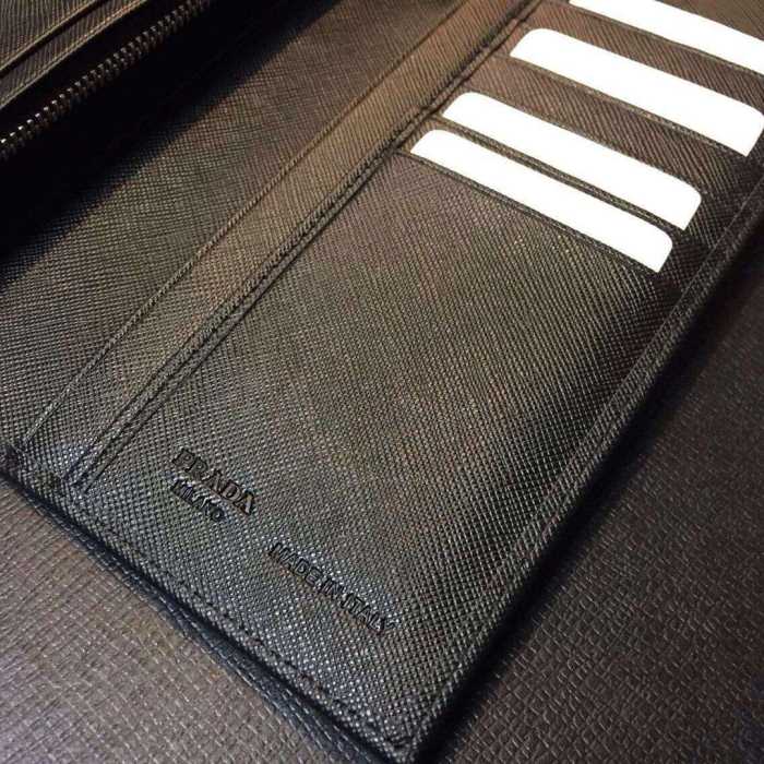 目立つ　秋冬 prada プラダ　飽きのこないモデル　 二つ折り財布