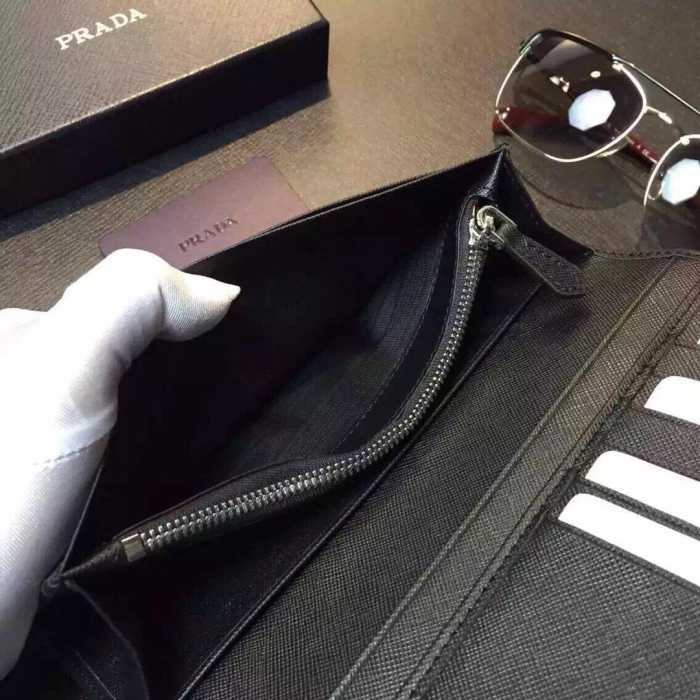目立つ　秋冬 prada プラダ　飽きのこないモデル　 二つ折り財布