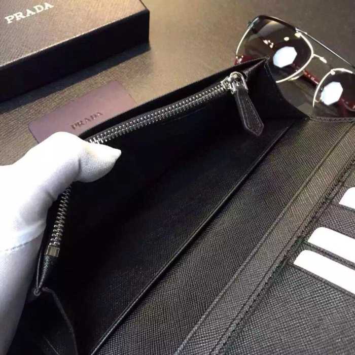 目立つ　秋冬 prada プラダ　飽きのこないモデル　 二つ折り財布