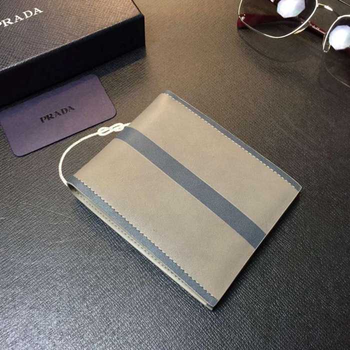 プレゼントに　秋冬 prada プラダ 印象的な短財布 2色可選