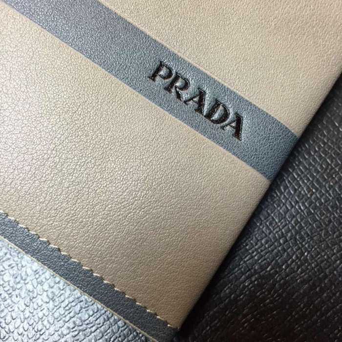 プレゼントに　秋冬 prada プラダ 印象的な短財布 2色可選