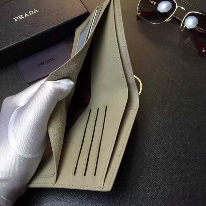 プレゼントに　秋冬 prada プラダ 印象的な短財布 2色可選