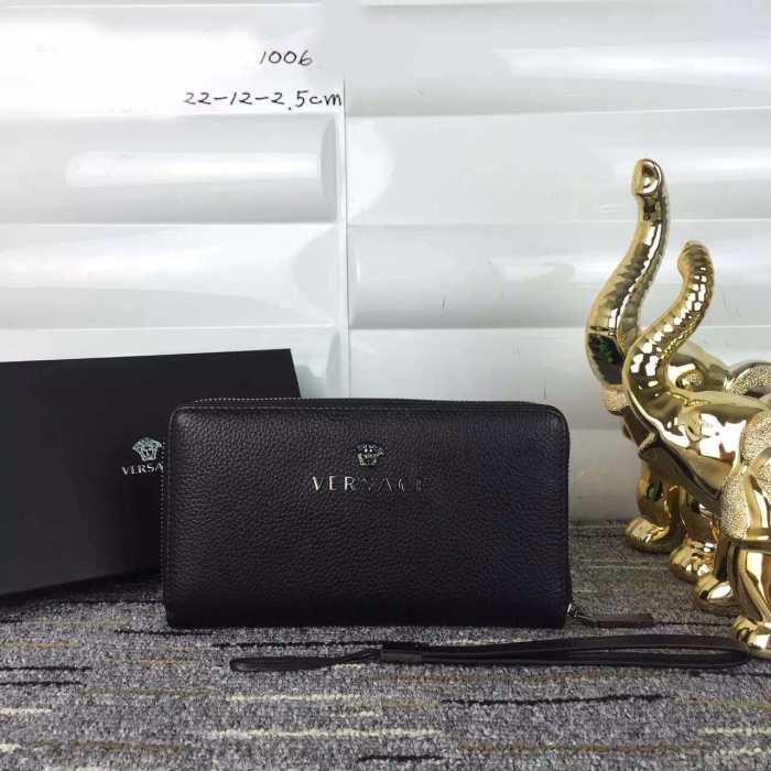 お洒落に　クリスチャンルブタン　Peter Pouch クラッチバッグ ブラック　貴重品　春夏新作