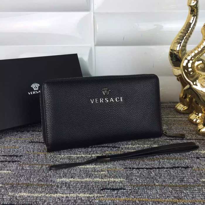 お洒落に　クリスチャンルブタン　Peter Pouch クラッチバッグ ブラック　貴重品　春夏新作