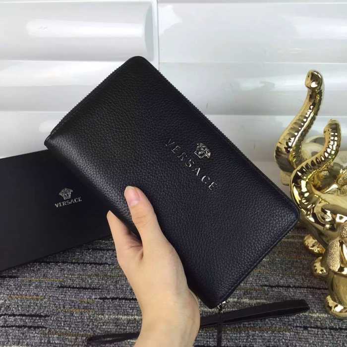 お洒落に　クリスチャンルブタン　Peter Pouch クラッチバッグ ブラック　貴重品　春夏新作