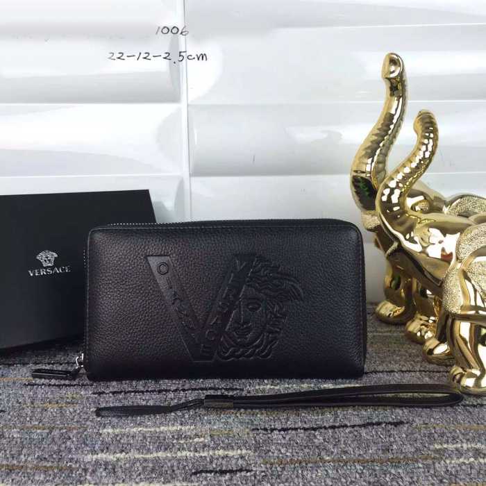 お洒落に　クリスチャンルブタン　Peter Pouch クラッチバッグ ブラック　貴重品　春夏新作