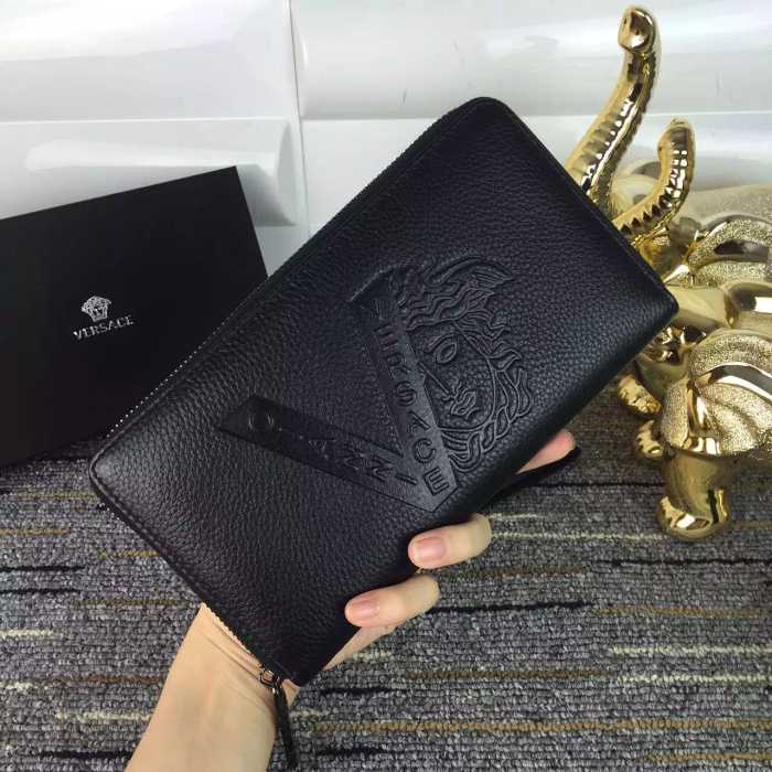 お洒落に　クリスチャンルブタン　Peter Pouch クラッチバッグ ブラック　貴重品　春夏新作