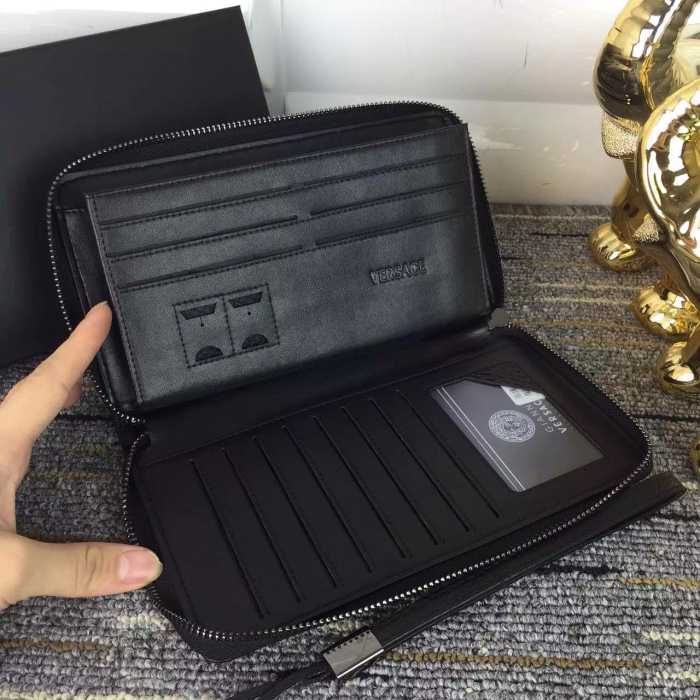 お洒落に　クリスチャンルブタン　Peter Pouch クラッチバッグ ブラック　貴重品　春夏新作