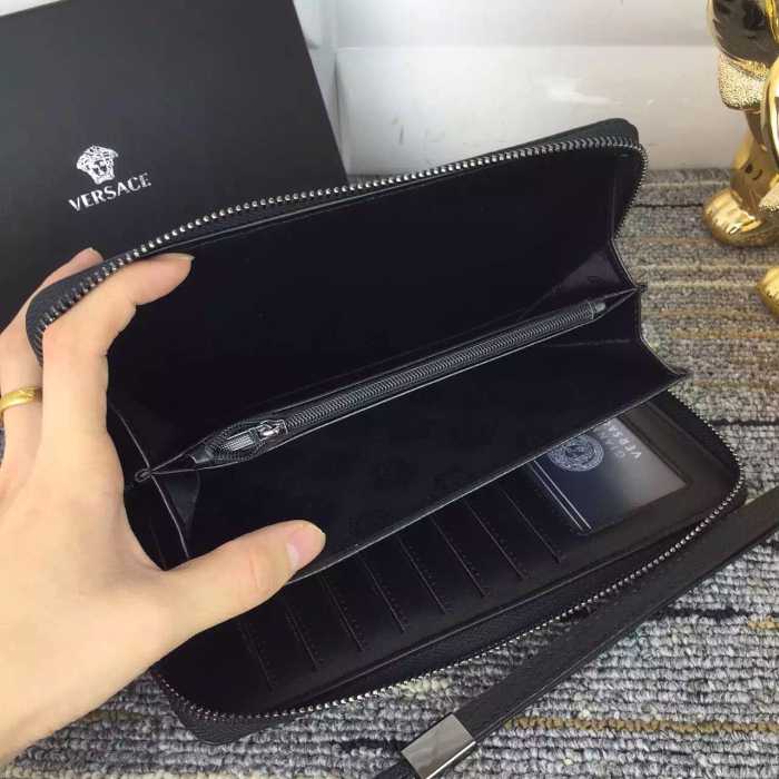 お洒落に　クリスチャンルブタン　Peter Pouch クラッチバッグ ブラック　貴重品　春夏新作