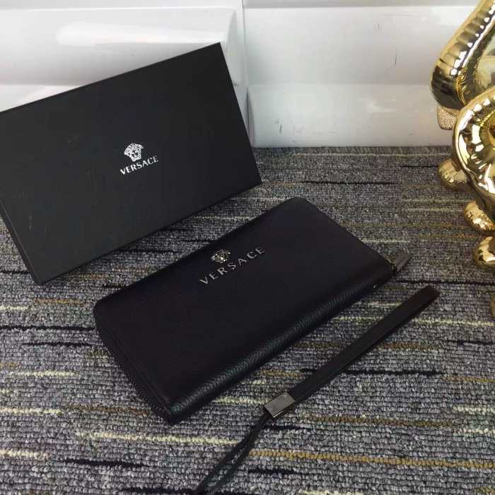 お洒落に　クリスチャンルブタン　Peter Pouch クラッチバッグ ブラック　貴重品　春夏新作