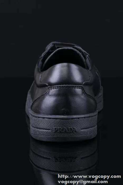 ムダな装飾を排したデザイン 2015 PRADA プラダ フラットシューズ 軽量で疲れにくい