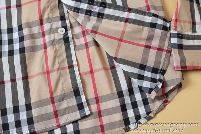 大人っぽい落ち着いた印象　2015秋冬 BURBERRY バーバリー　格安 長袖シャツ