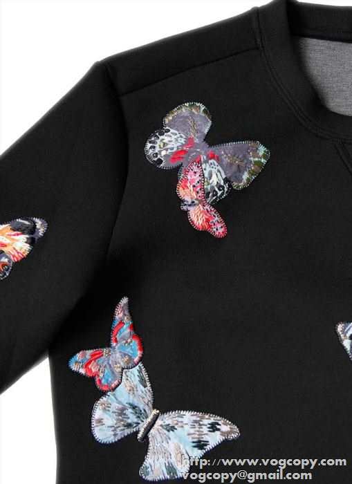 快適にカジュアル　2015秋冬  VALENTINO ヴァレンティノ 大活躍　プルオーバーパーカー