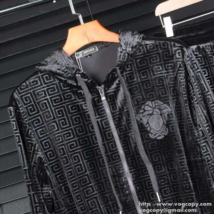 着心地もよく2015秋冬 VERSACE ヴェルサーチ 高級感を演出する　ジャージセット