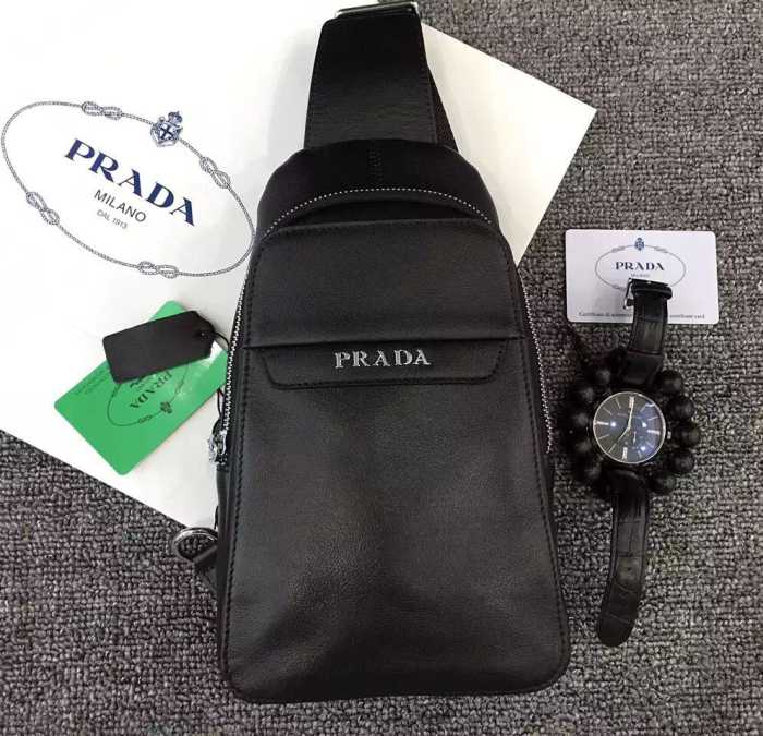 2016 美品！ プラダPRADA  斜め掛けバッグ 8200