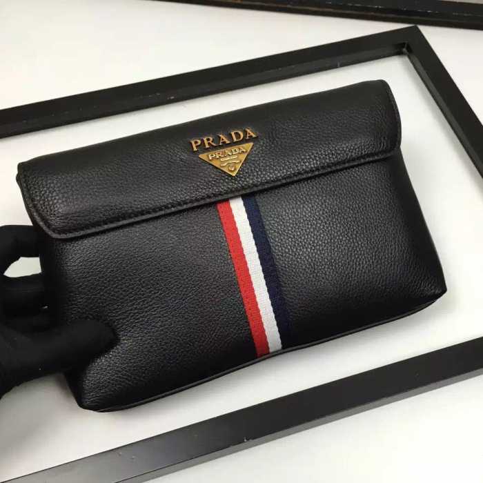 2017春夏 海外セレブ愛用 プラダ PRADA セカンドバッグ