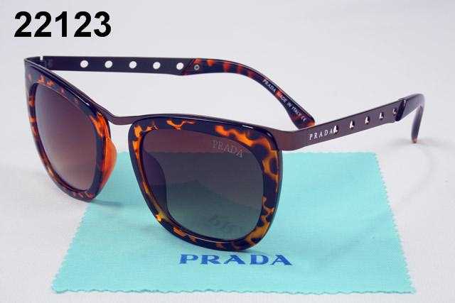 モードな雰囲気のあるプラダコピー PRADA 低価格サングラス.