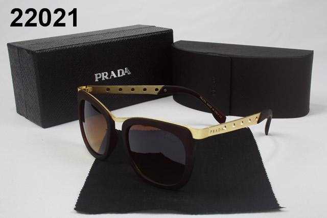 懐かしさを感じさせるプラダ PRADA 汎用性が高いサングラス.