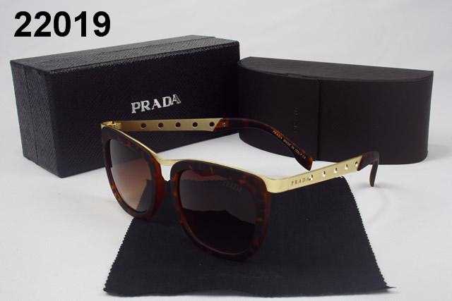 オシャレ度アップ　プラダ PRADA 重宝してくれるサングラス.