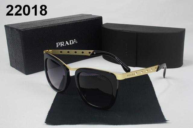 シンプルデザインでプラダ PRADA 洗練度の高いサングラス.